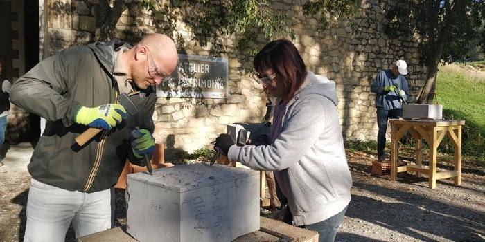 D&eacute;monstrations de taille de pierre au ch&acirc;teau de Montferrand