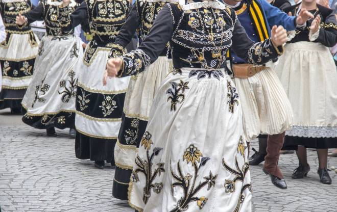 Image d'illustration d'un Fest Noz avec des personnes en costume traditionnel bretons qui dansent